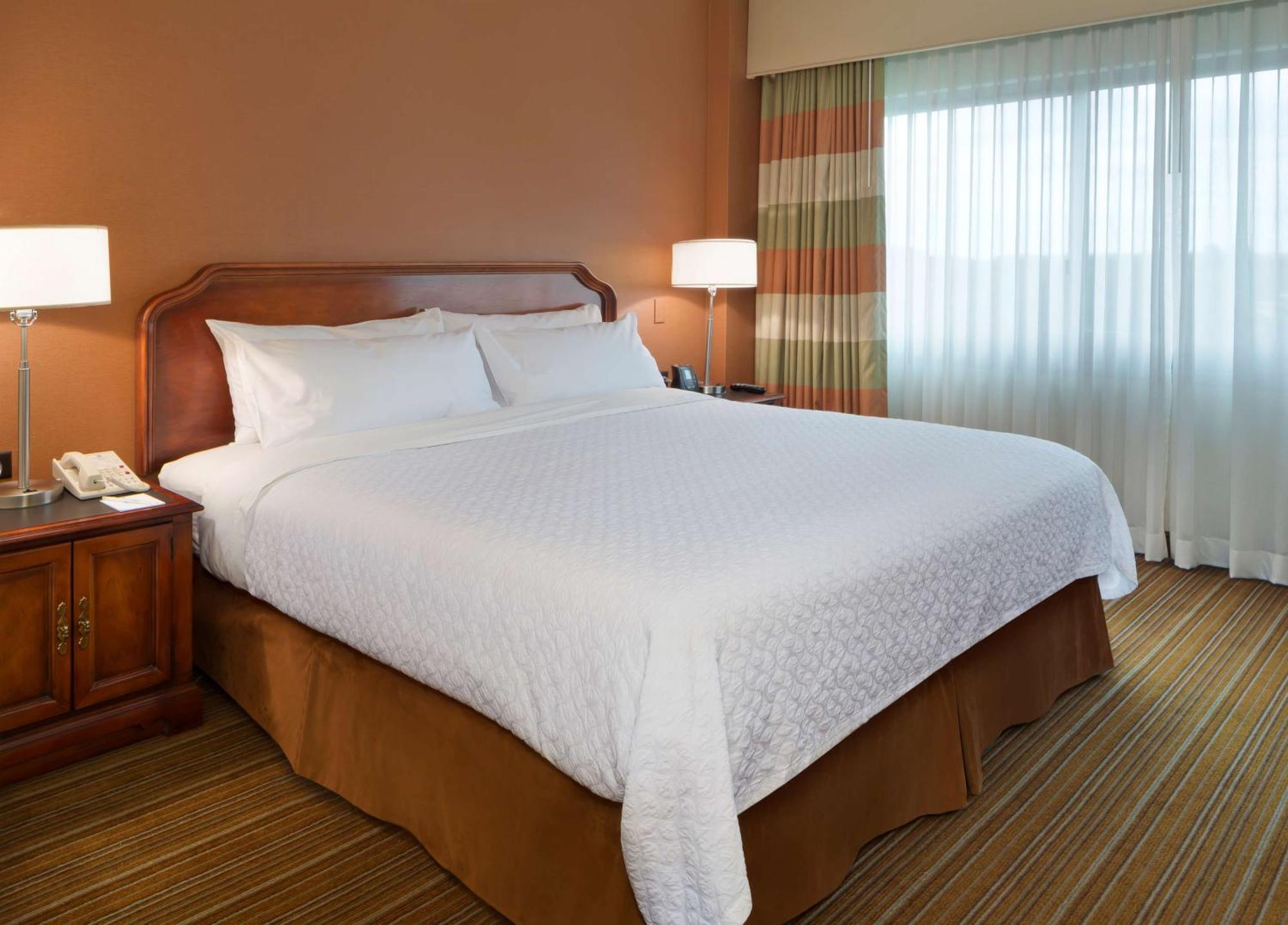 Two-Room King Room with Bath Tub - Mobility Accessible/Non-Smoking,1547399482:JPEG