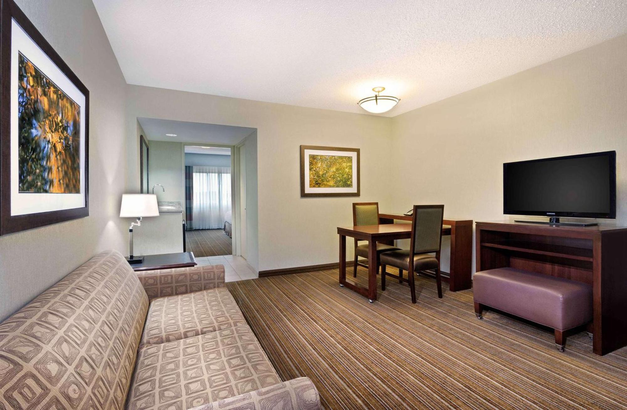 Premium King Suite - Non-Smoking,1547399440:JPEG